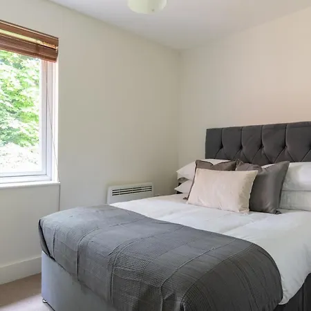 Bright Apartment - 2 Free Parking Spaces - Near Lgw Airport Crawley  Exterior photo
