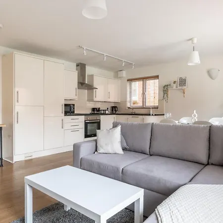 Bright Apartment - 2 Free Parking Spaces - Near Lgw Airport Crawley  Exterior photo