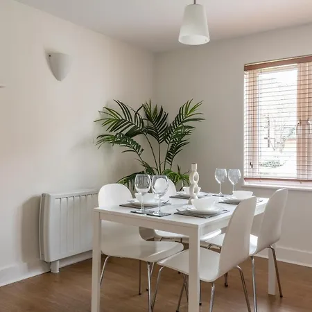 Bright Apartment - 2 Free Parking Spaces - Near Lgw Airport Crawley  Exterior photo