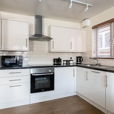 Bright Apartment - 2 Free Parking Spaces - Near Lgw Airport Crawley  Exterior photo