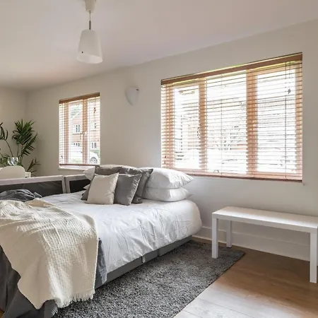 Bright Apartment - 2 Free Parking Spaces - Near Lgw Airport Crawley  Exterior photo