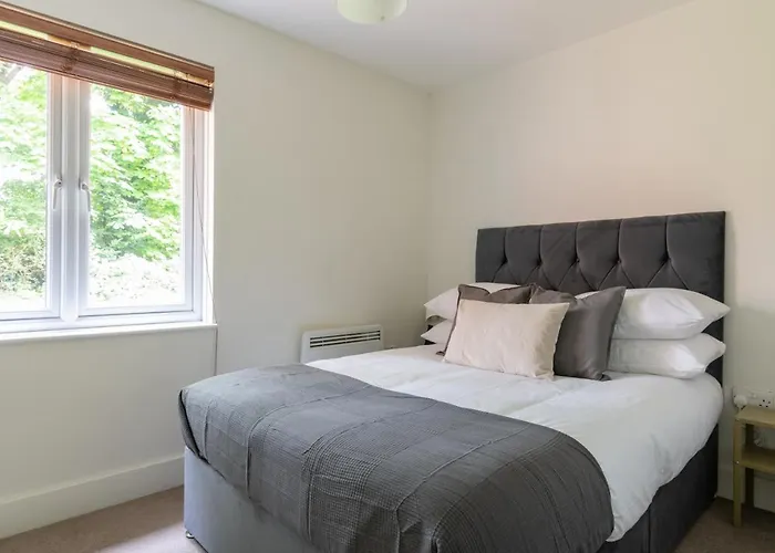 Bright 2Br Apartment - 2 Free Parking Spaces - Near Lgw Airport