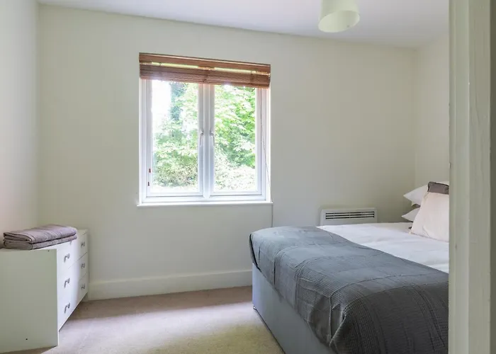 Bright 2Br Apartment - 2 Free Parking Spaces - Near Lgw Airport