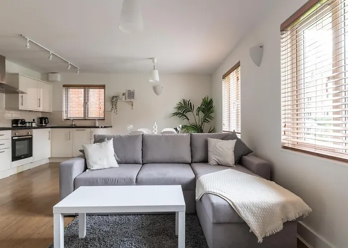 Bright 2Br Apartment - 2 Free Parking Spaces - Near Lgw Airport