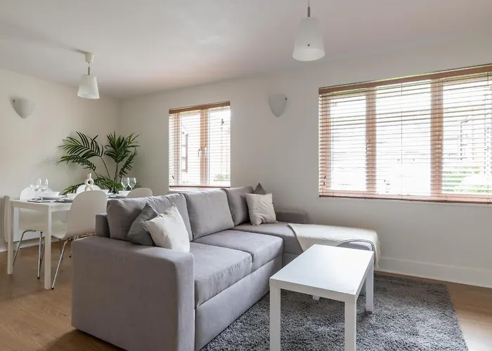 Bright 2Br Apartment - 2 Free Parking Spaces - Near Lgw Airport