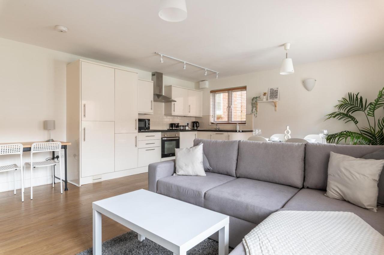Bright 2br - 2 Free Parking Spaces - Near Lgw Airport Apartment Crawley (West Sussex)