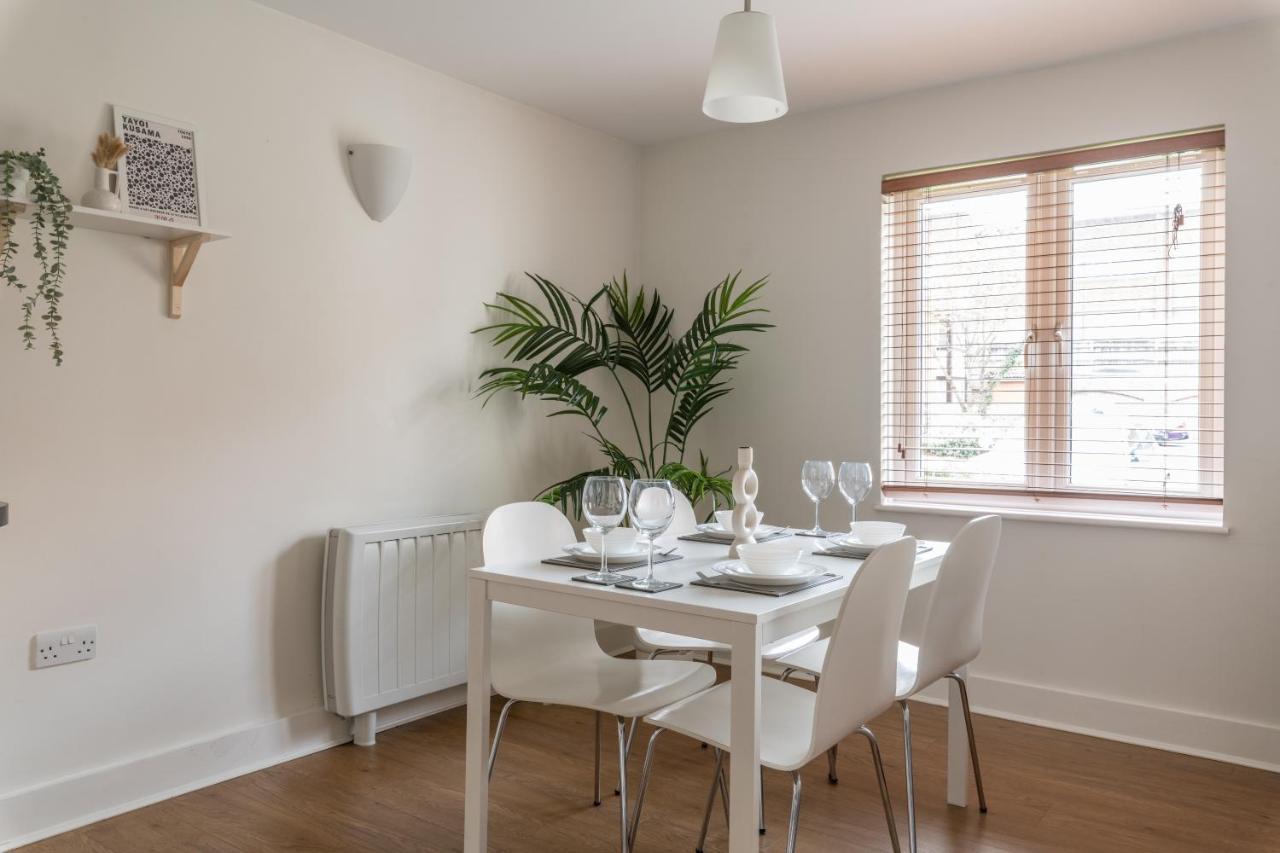 Bright 2br - 2 Free Parking Spaces - Near Lgw Airport Apartment