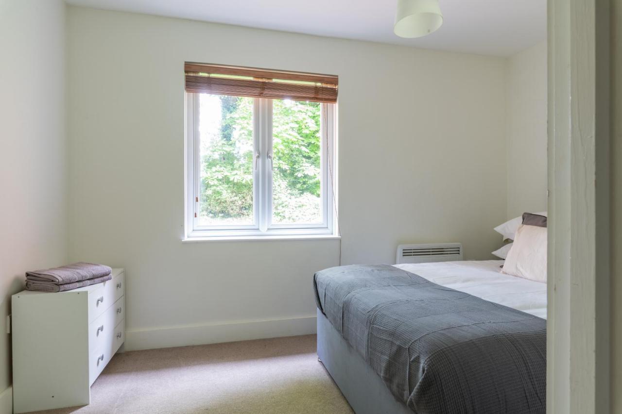 Bright 2br - 2 Free Parking Spaces - Near Lgw Airport Apartment