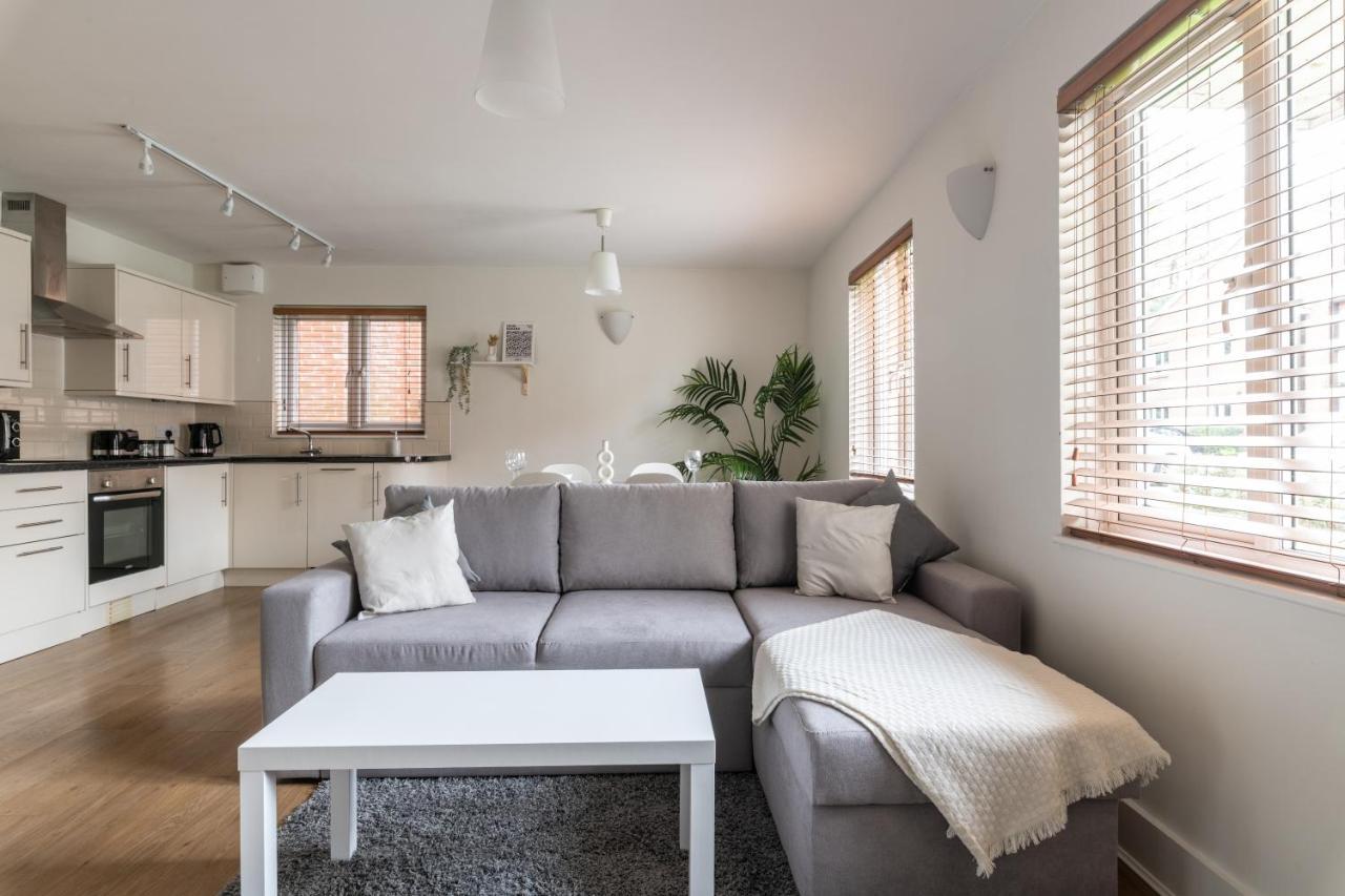 Apartment Bright 2br - 2 Free Parking Spaces - Near Lgw Airport *
