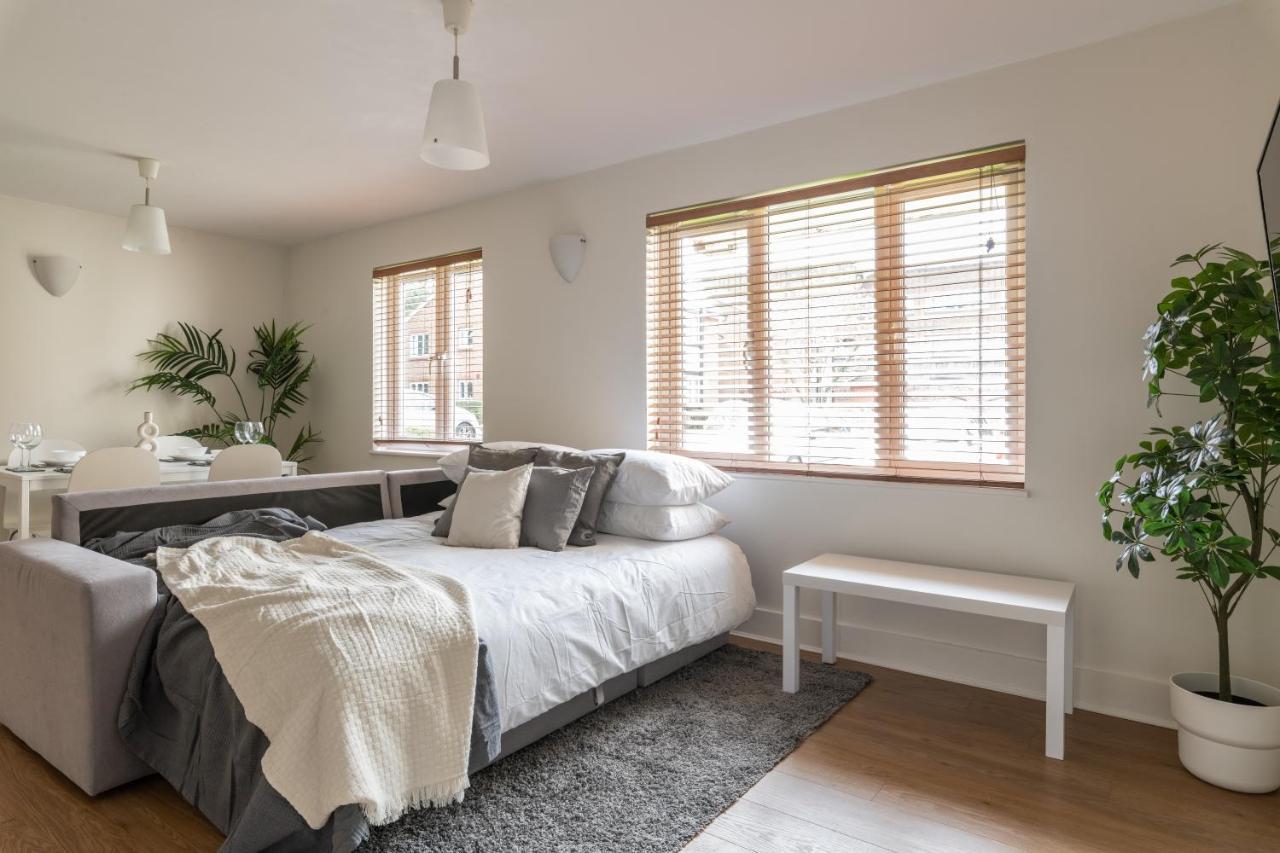 Apartment Bright 2br - 2 Free Parking Spaces - Near Lgw Airport
