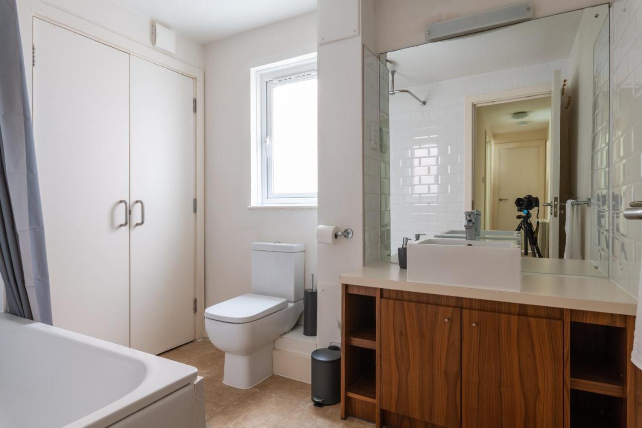 Bright 2br - 2 Free Parking Spaces - Near Lgw Airport *