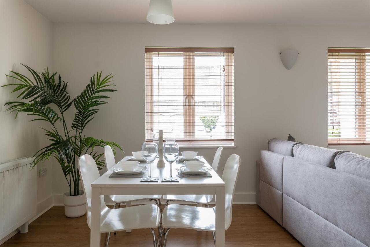 Bright 2br - 2 Free Parking Spaces - Near Lgw Airport