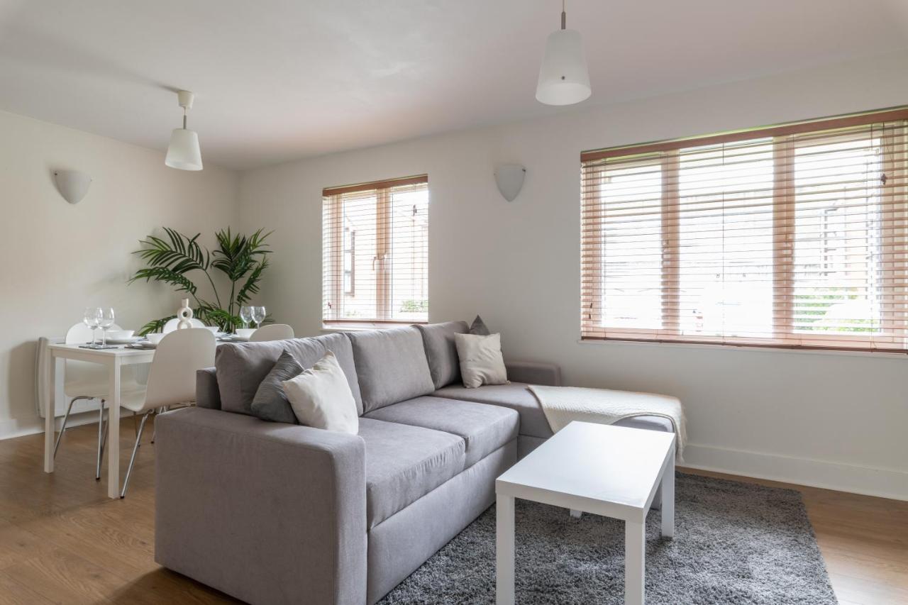 Bright 2br - 2 Free Parking Spaces - Near Lgw Airport Apartment *