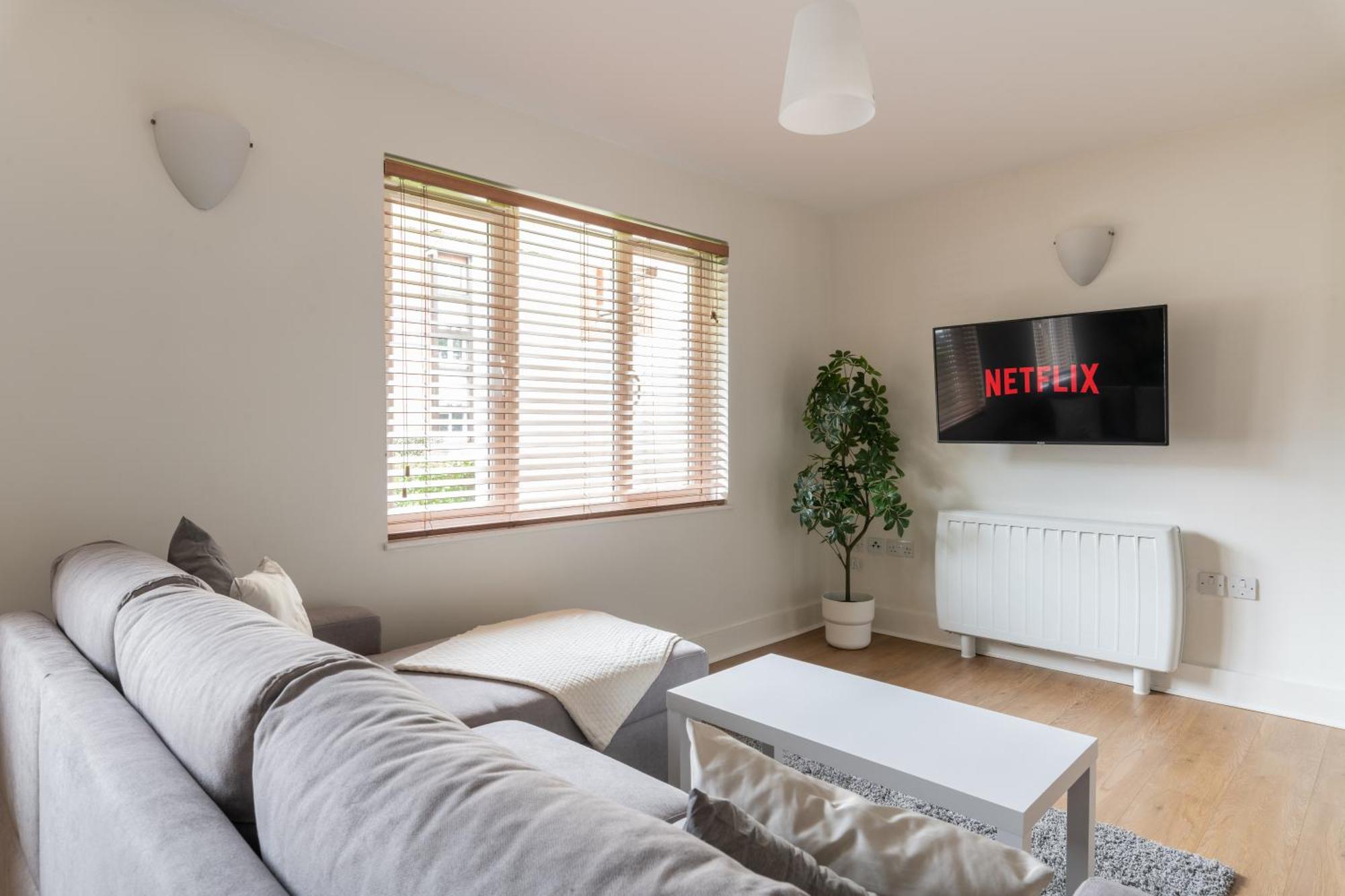 Apartment Bright 2br - 2 Free Parking Spaces - Near Lgw Airport