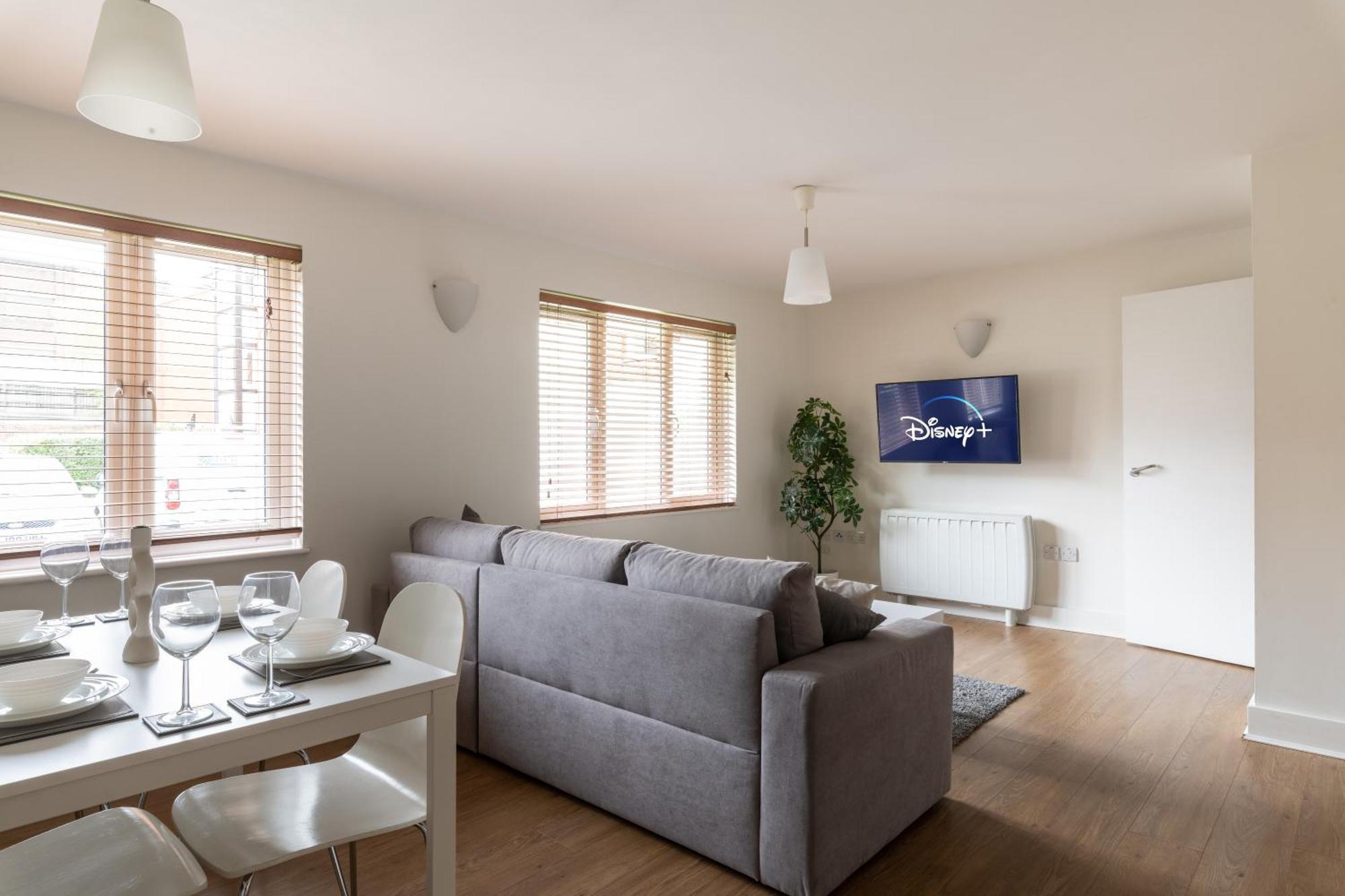 Bright 2br - 2 Free Parking Spaces - Near Lgw Airport *